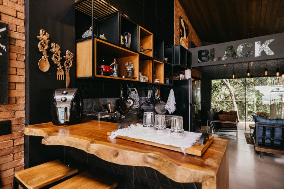 Stylish kitchen design with rustic elements in Espírito Santo, Brazil.