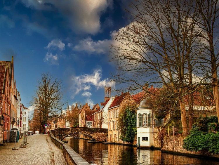 Winter Walking in Bruges Without the Weekend Crowds Winter Walking in Bruges Without the Weekend Crowds